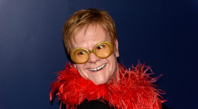 90 Frases de Elton John | El cantante de glam rock y pop Frases de Elton John