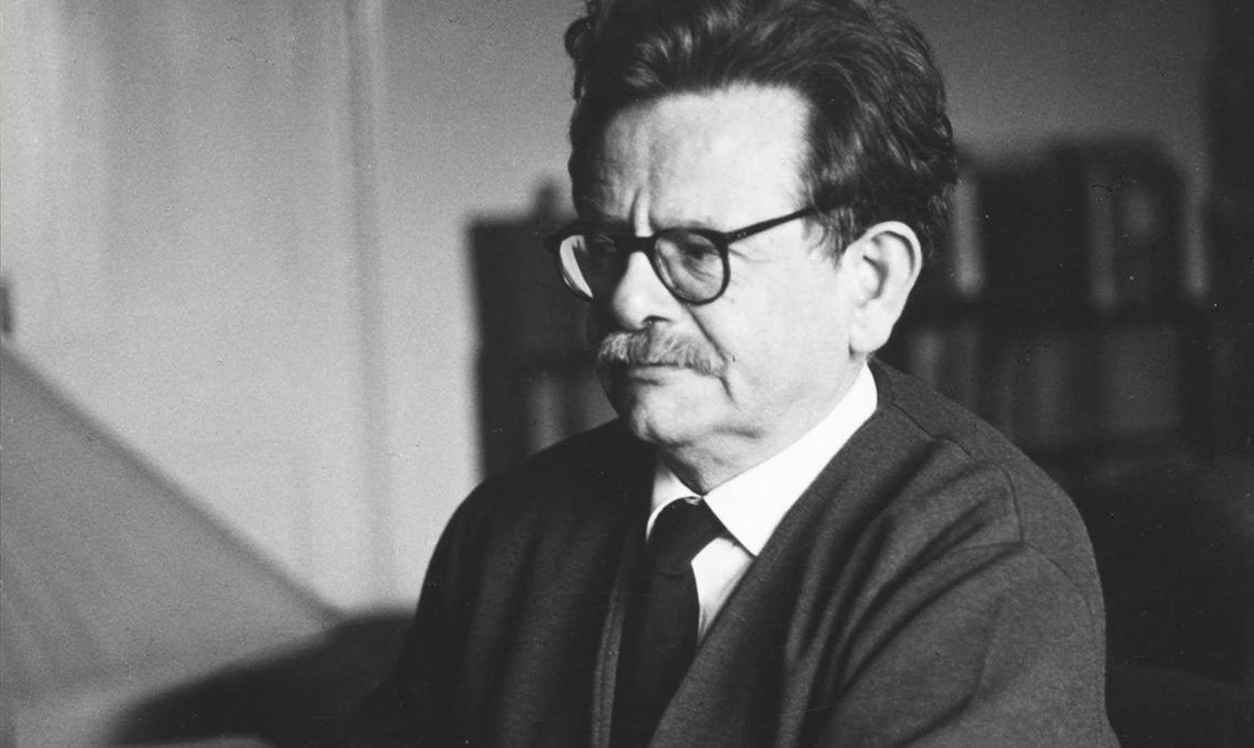 80 Frases de Elias Una pluma crítica y expresiva