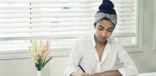 50 Frases de Rupi Kaur | Sus mejores reflexiones Frases de Rupi Kaur | Sus mejores reflexiones