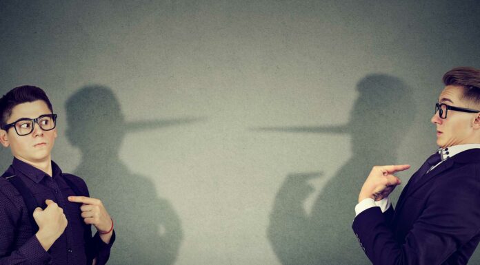 60 Frases de Amigos Falsos | Cuando algo huele mal amigos falsos frases