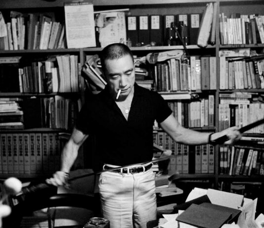 12 Frases de Yukio Mishima | Honor y gloria en la literatura japonesa Frases de Yukio Mishima