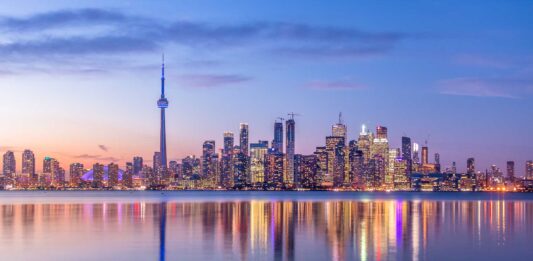 Frases sobre Canadá perfectas para descubrir este destino Canadians have an abiding interest in surprising those Americans who have historically made little effort to learn about their neighbour to the North.” – Peter Jennings
