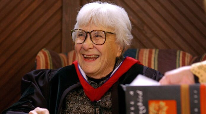 15 Frases de Harper Lee | Historias de racismo e igualdad Frases de Harper Lee