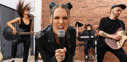27 frases de canciones de rock | ¡Explosión de emoción y poder! frases de canciones de rock
