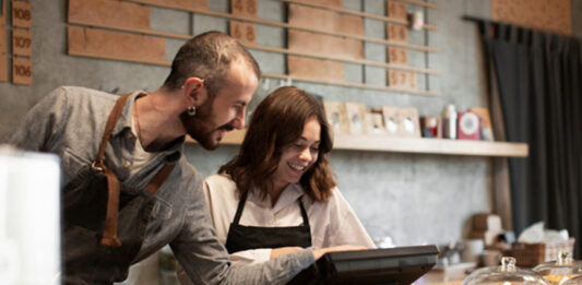 Integrando prácticas de gestión esenciales para perfeccionar las estrategias de marketing en restaurantes estrategias-de-marketing-en-restaurantes