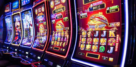 De las antiguas máquinas tragamonedas a las apps de casino: la evolución de la tecnología en el juego evolucion-de-las-tragamonedas-y-de-los-juegos-de-casino-a-lo-largo-de-la-historia