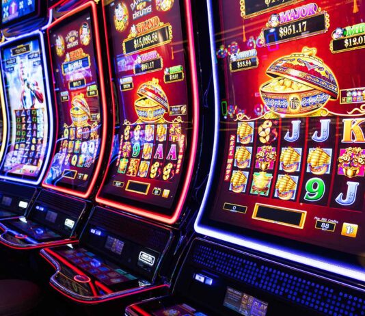 De las antiguas máquinas tragamonedas a las apps de casino: la evolución de la tecnología en el juego evolucion-de-las-tragamonedas-y-de-los-juegos-de-casino-a-lo-largo-de-la-historia
