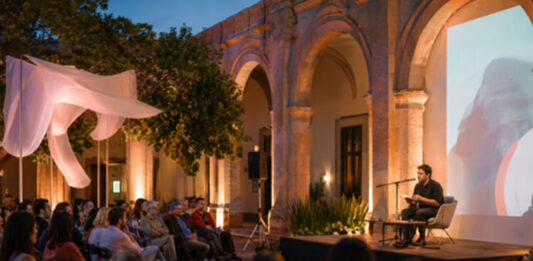 Poemas e ideas tomarán Querétaro publico-asiste-a-una-lectura-en-un-patio-cultural-al-aire-libre