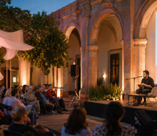 Poemas e ideas tomarán Querétaro publico-asiste-a-una-lectura-en-un-patio-cultural-al-aire-libre