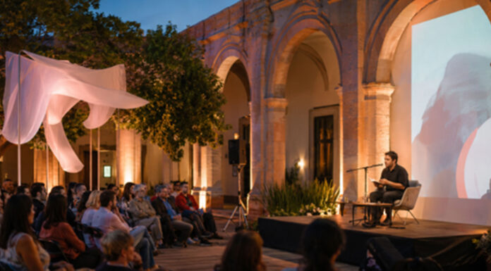 Poemas e ideas tomarán Querétaro publico-asiste-a-una-lectura-en-un-patio-cultural-al-aire-libre